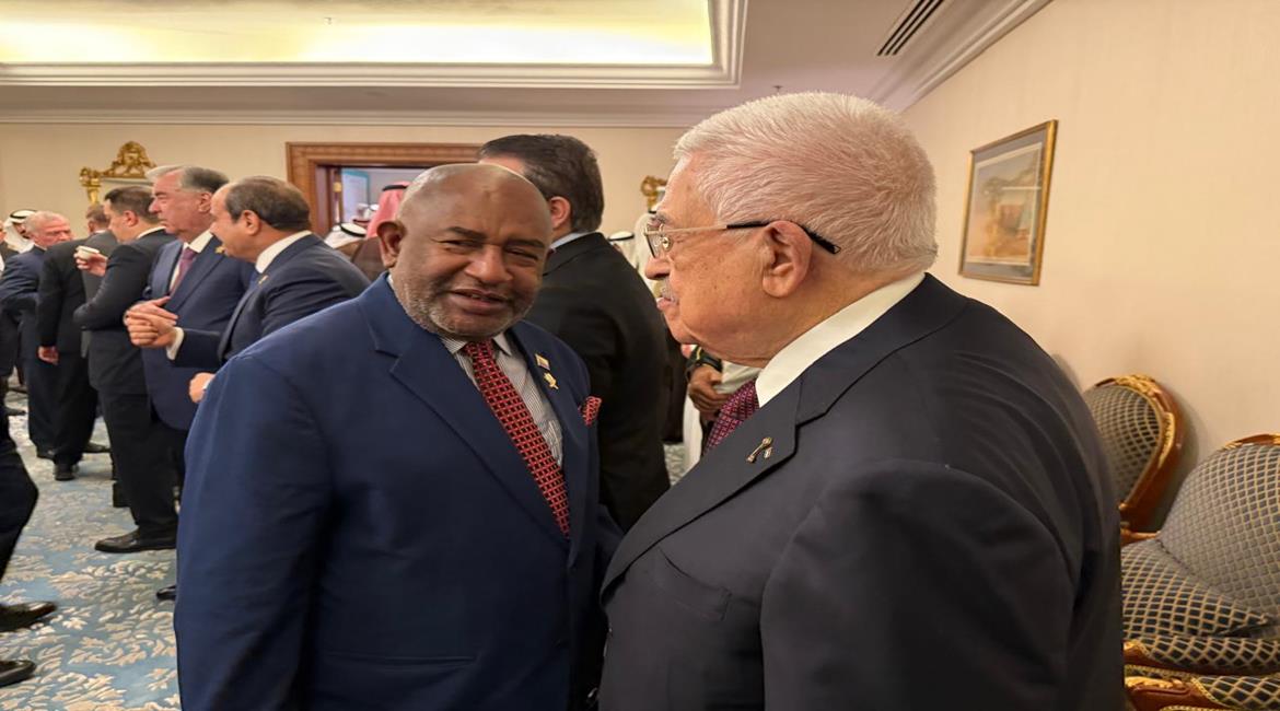 الرئيس محمود عباس، يلتقي رئيس جمهورية جزر القمر غزالي عثماني، على هامش اجتماعات القمة العربية الإسلامية الطارئة المنعقدة في العاصمة القطرية الدوحة